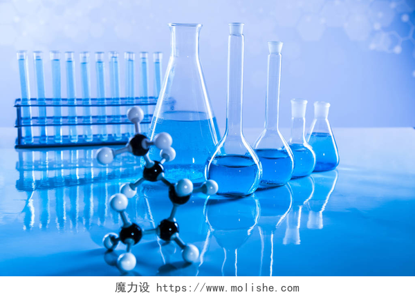 实验室有着小的试剂瓶和一个细胞组织模型实验室烧杯、科学实验、蓝色背景